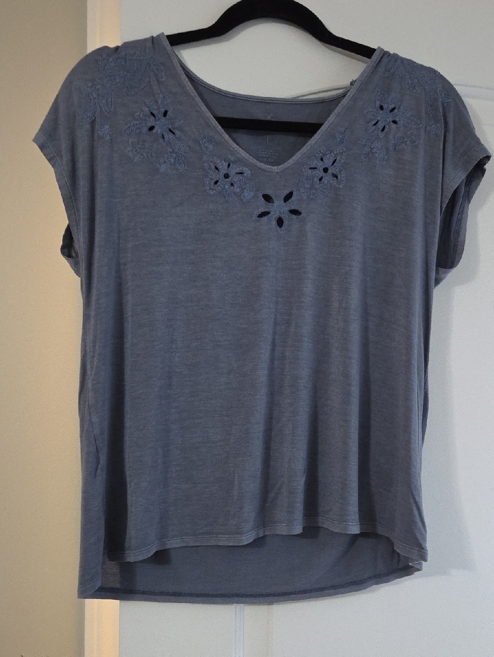 American Eagle Outfitters Slate Blue Floral Cutout V-Neck Short Sleeve Tee